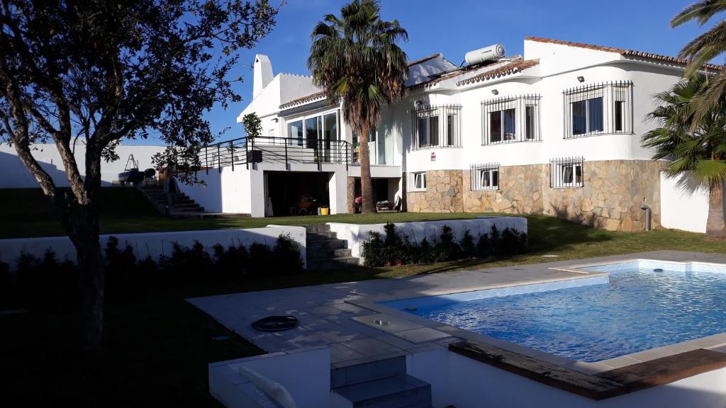 Torreguadiaro Villa - 2 mins walk from the bars and restaurants — photo 1