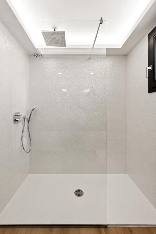Sunny modern Apartment Perfect located photo 3