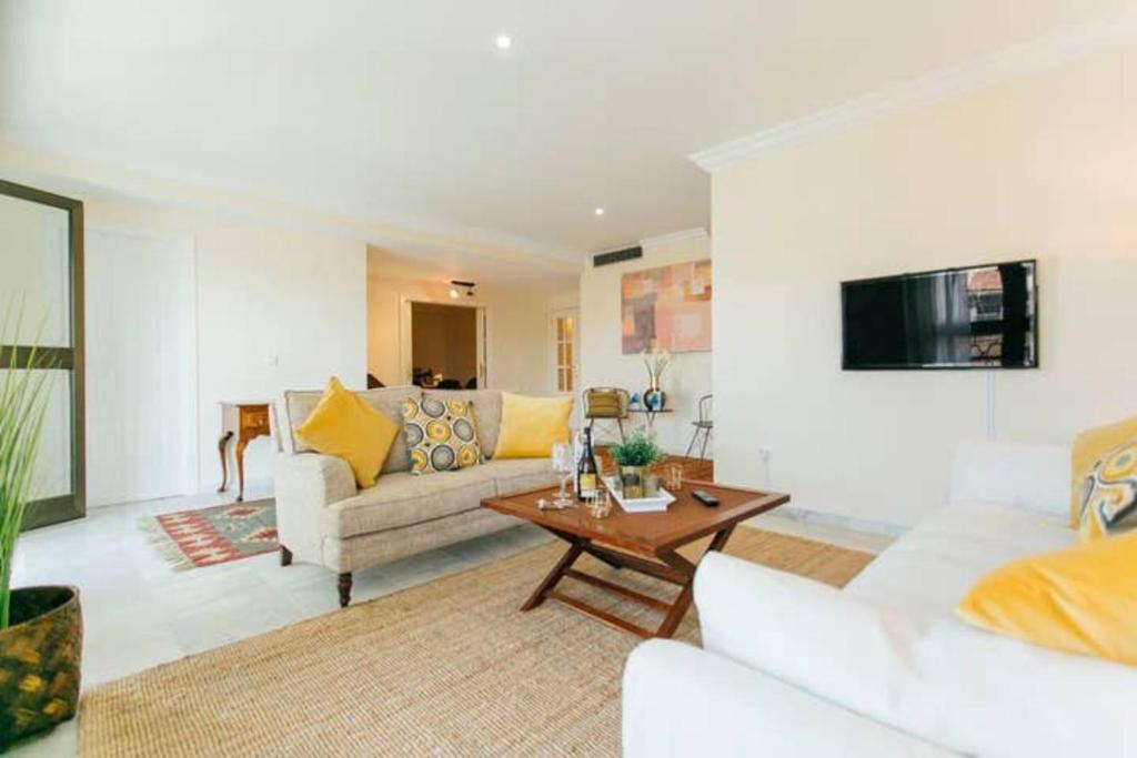 Spacious 3BR fantastic balcony central location photo 2