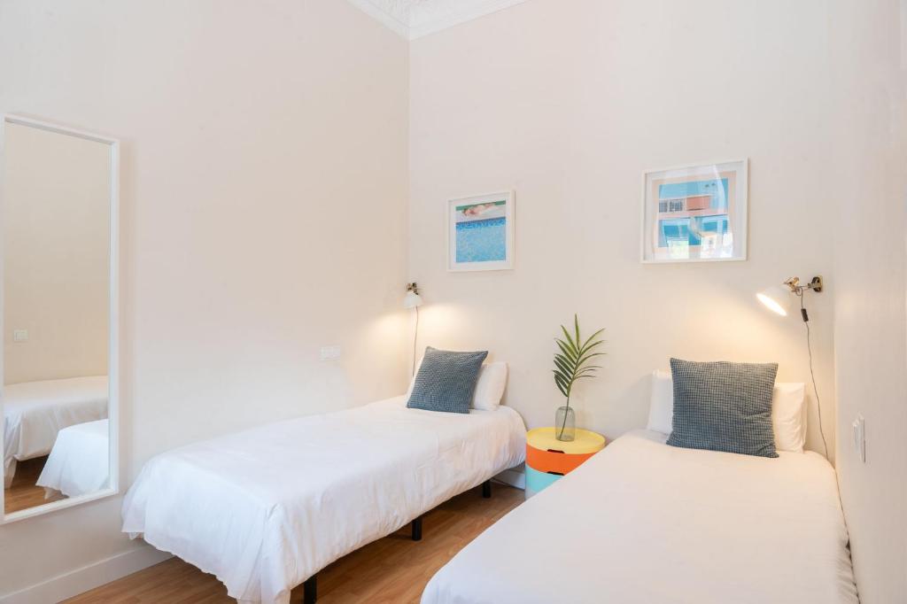 Sunny Central Apartment with 100sqm Terrace in Barcelona photo 2