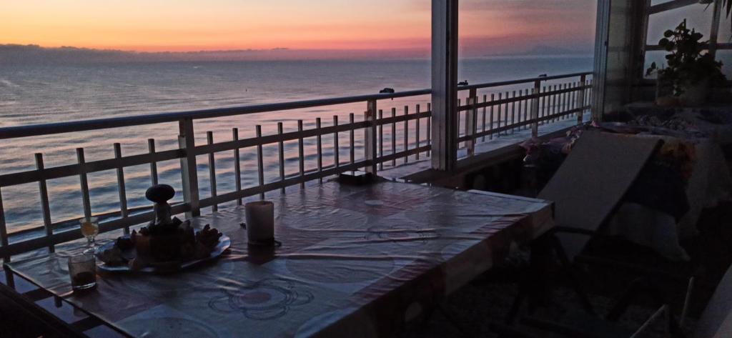 SUNSET ROOM AT FRONT BEACH - HABITACION EN LA PLAYA en Piso compartido — photo 1