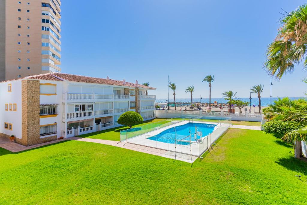 Torremolinos Playamar Primera Linea de Playa Urb. La Farola — photo 1