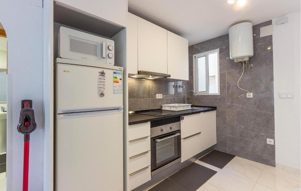 Beach Front Apartment In Torrevieja With Wifi photo 3