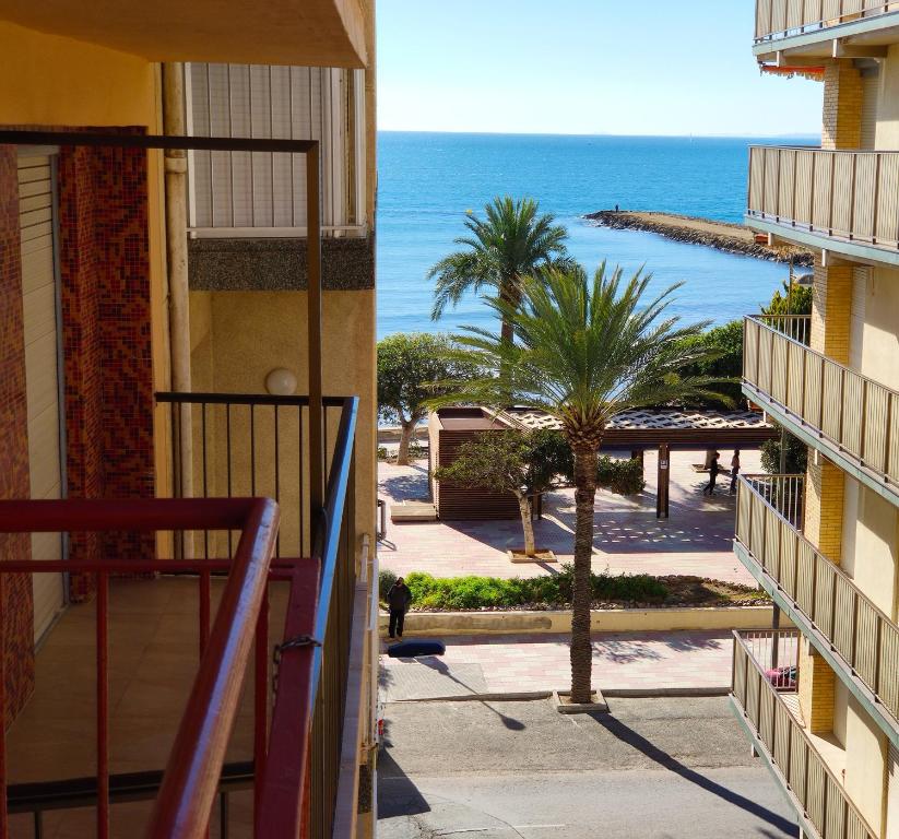 Sunny apartment near the beach — photo 1