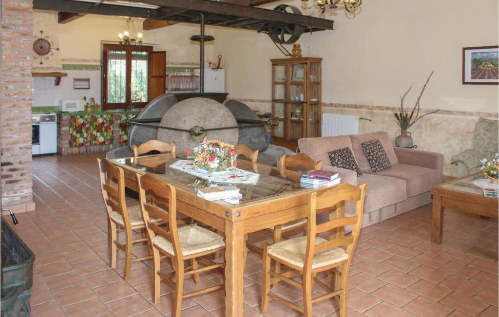 Pet Friendly Home In Villaviciosa De Cordob photo 2