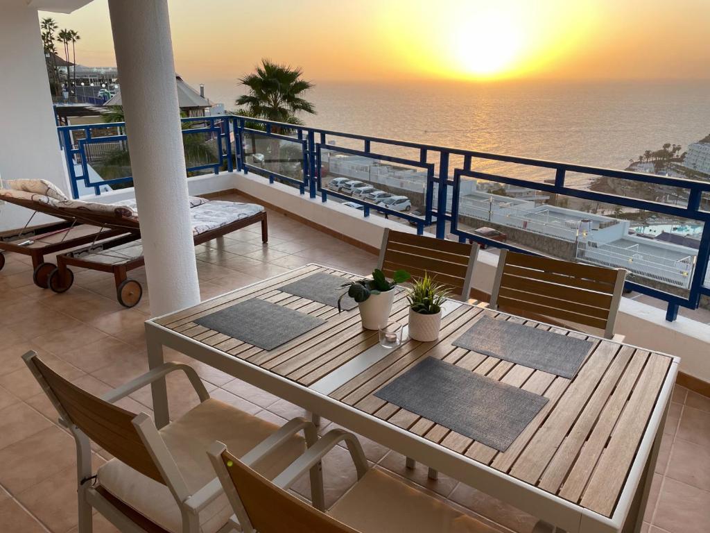 Sunny Seaview Modern apt - pool and beach access — photo 1