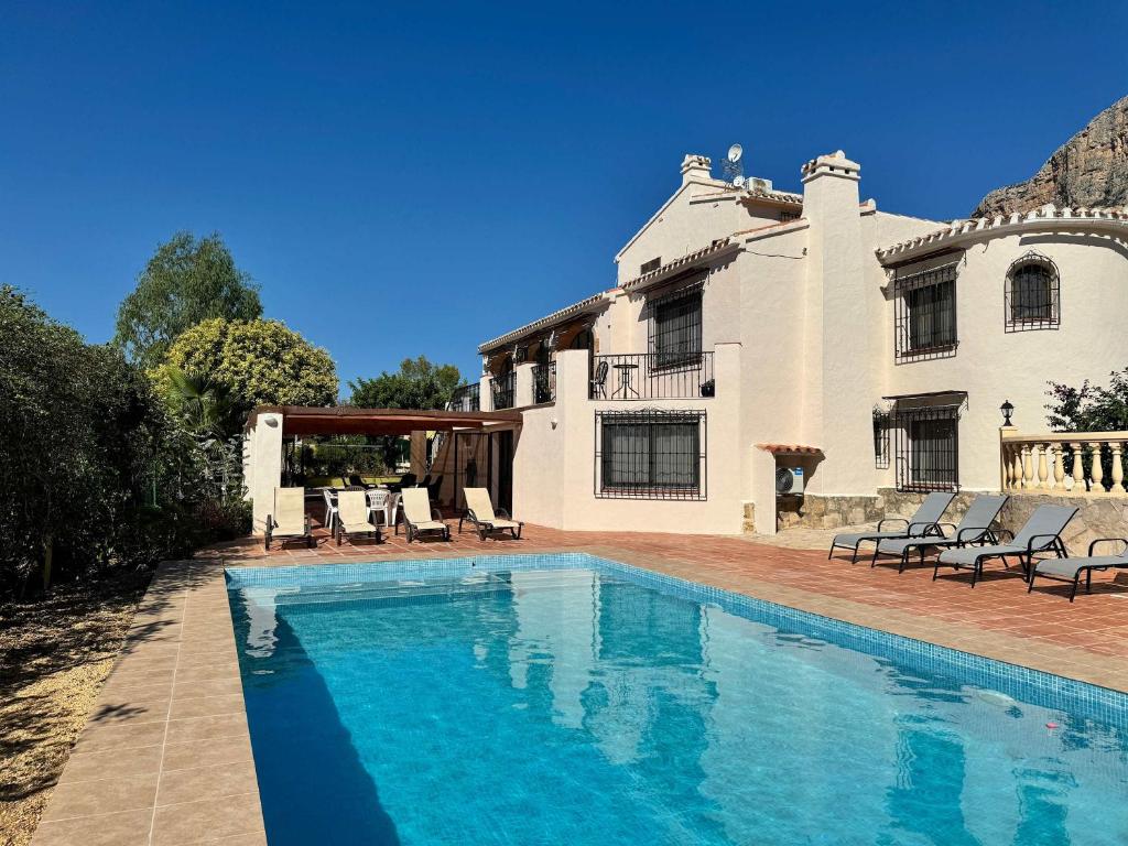 Spacious holiday home with private pool — photo 1