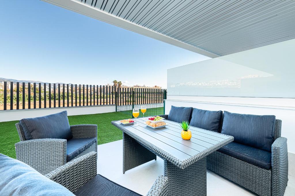 WintowinRentals Exclusive Apartment with a Large Terrace in the Coastal Paradise of Torre del Mar — photo 1