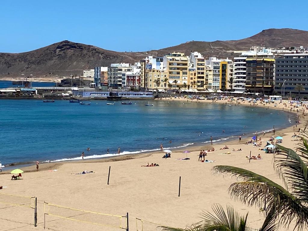 Las Canteras beach and sea — photo 1