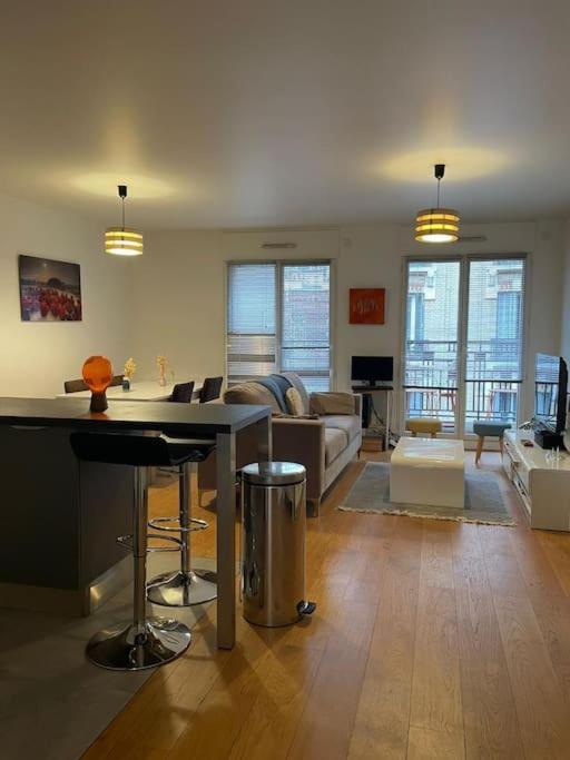 Appartement 2 pièces 57m2 Terrasse sur cour Proche Paris Porte Maillot photo 2