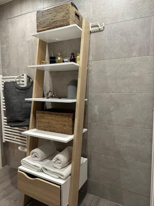 Appartement 2 pièces 57m2 Terrasse sur cour Proche Paris Porte Maillot photo 3