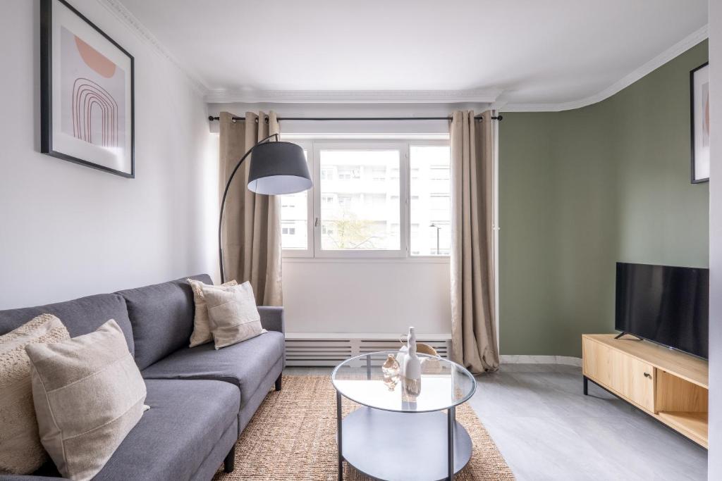 Booking.com: Hotels in Levallois-Perret. Book your hotel now! — photo 1
