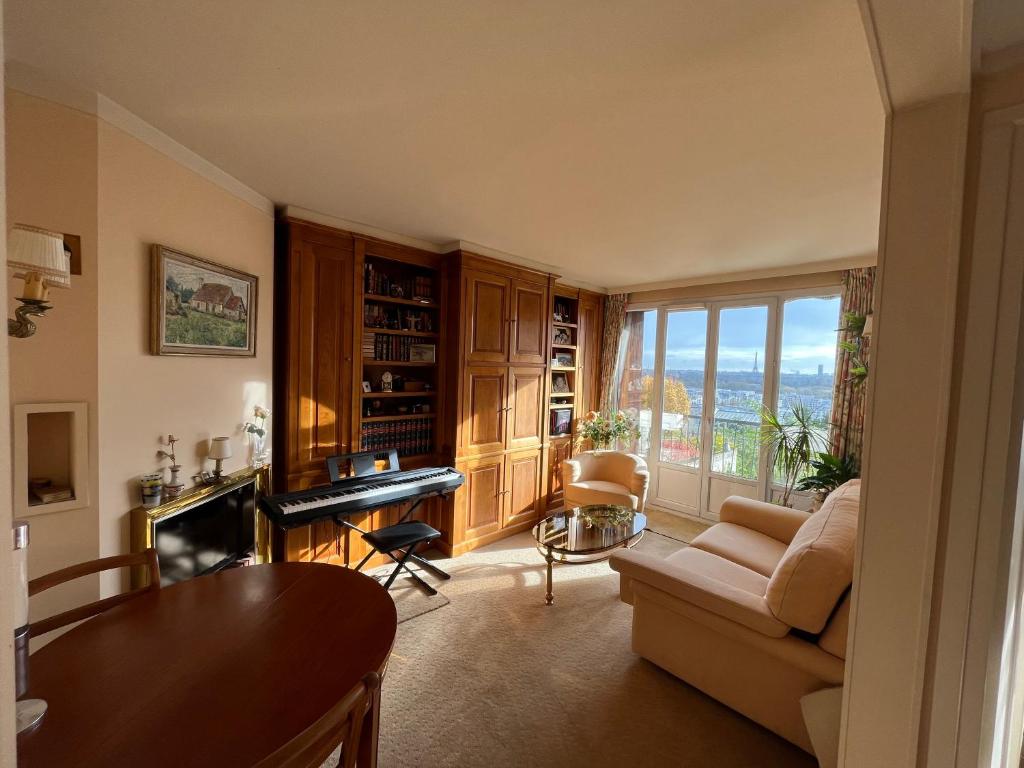 Booking.com: Hotels in Suresnes. Book your hotel now! — photo 1