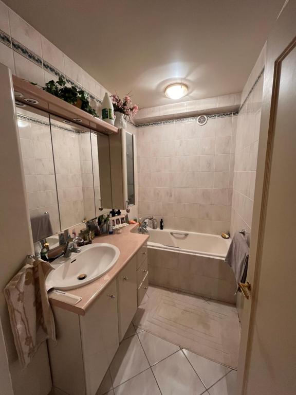 Booking.com: Hotels in Suresnes. Book your hotel now! photo 3