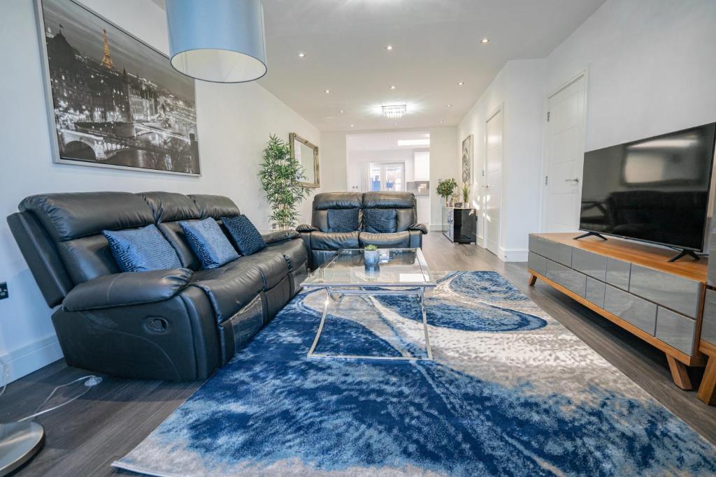 Newly Refurbished Modern 4 Bed Detached House ! — photo 1