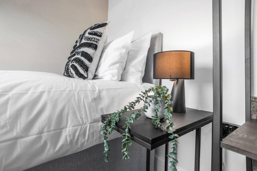 3 bedroom with parking by the station photo 2