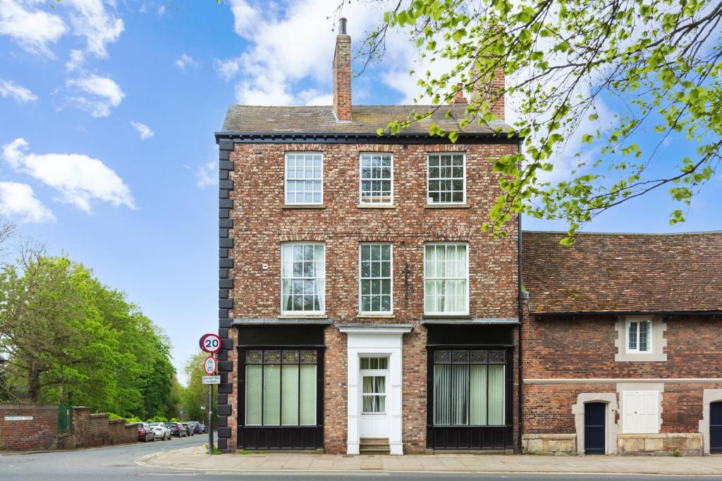 Bootham Court Grade II duplex apartment with free parking & Wi-Fi - sleeps 2-6 people — photo 1