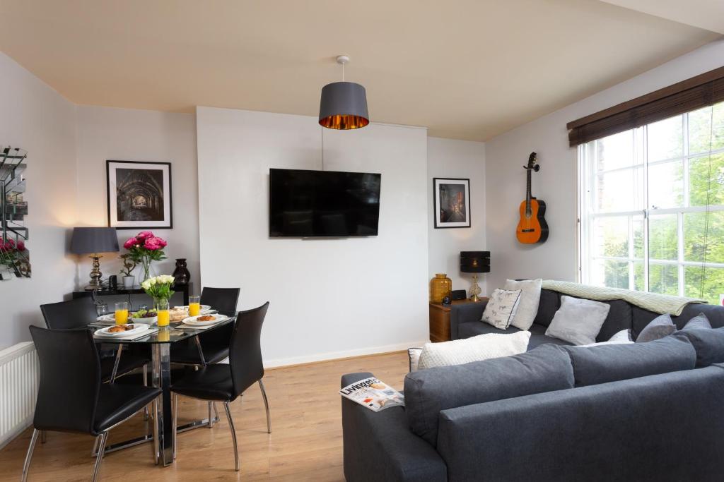 Bootham Court Grade II duplex apartment with free parking & Wi-Fi - sleeps 2-6 people photo 3