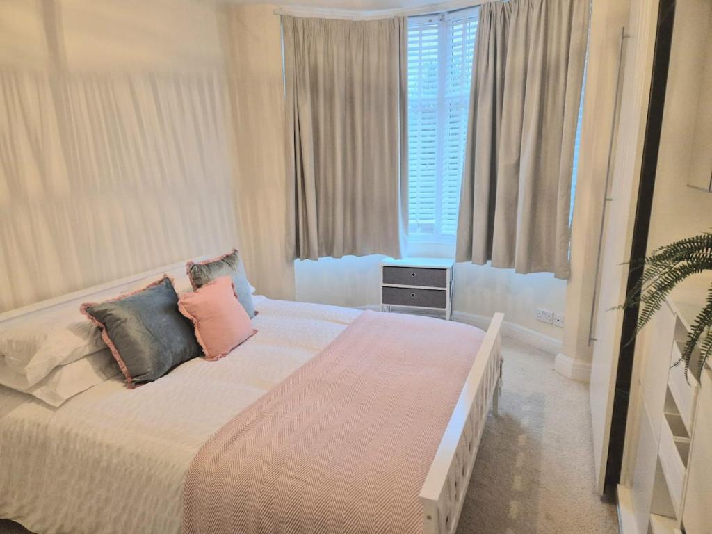 Spacious house with parking in excellent location photo 2