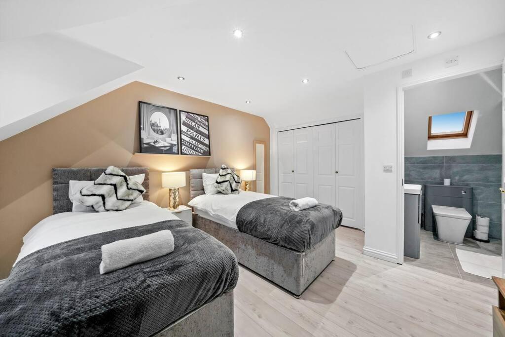 Luxury House with Pool Table photo 2