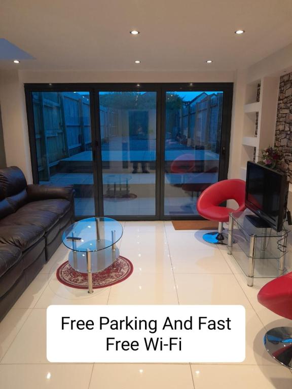 Entire Contemporary & spacious home & free street parking — photo 1