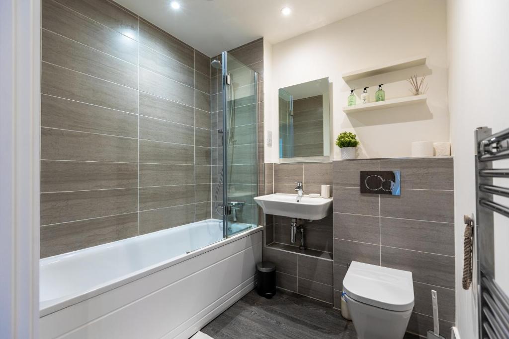 Cosy 1 bed near peaceful canal By Valore Property Services photo 3