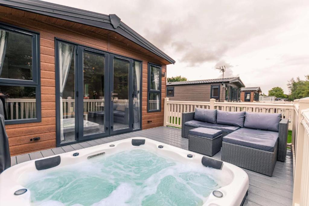 The Serenity Lodge with Hot Tub — photo 1