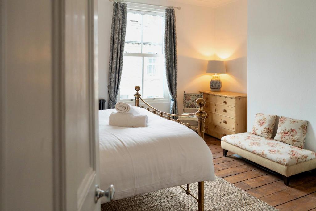 Stylish Retreat Inside City Walls photo 2