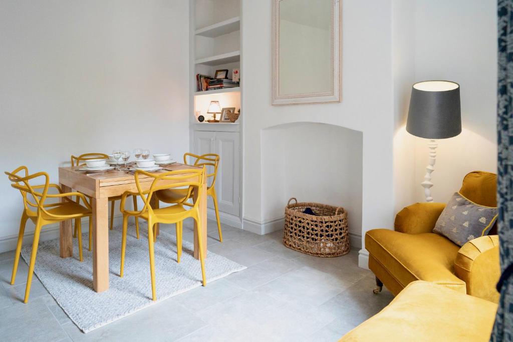 Stylish Retreat Inside City Walls photo 3