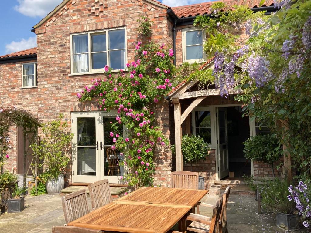 The Old Post Office pretty village 20min from York — photo 1