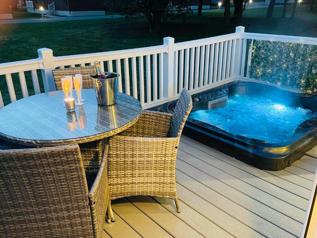 The Braunston Lodge with Hot Tub — photo 1
