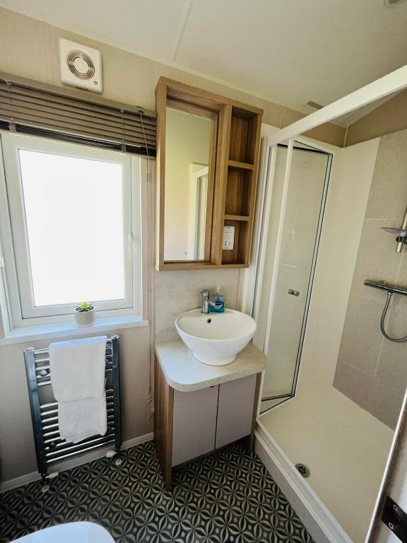 The Braunston Lodge with Hot Tub photo 3