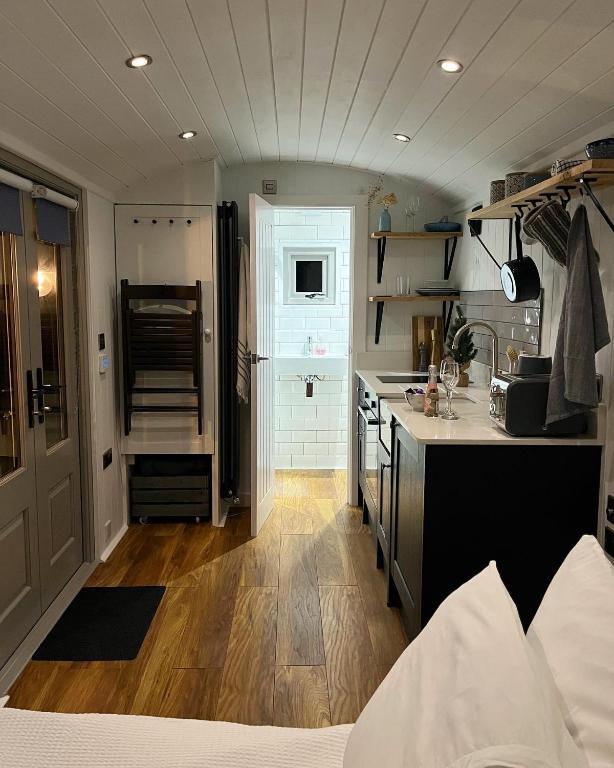 Luxury Shepherds Hut - The Sweet Pea by the lake — photo 1