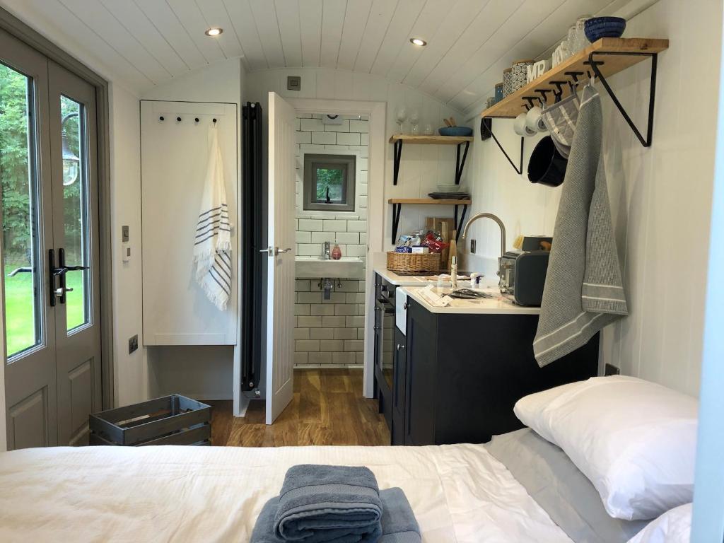 Luxury Shepherds Hut - The Sweet Pea by the lake photo 2