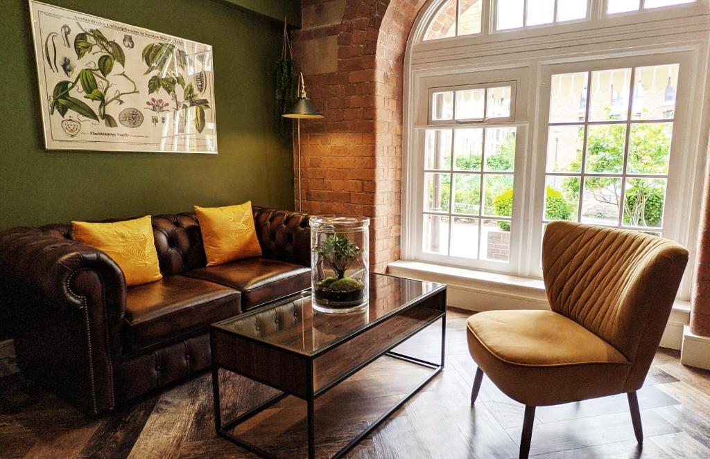 The Botanist's Hideout - Luxury Retreat with Parking — photo 1