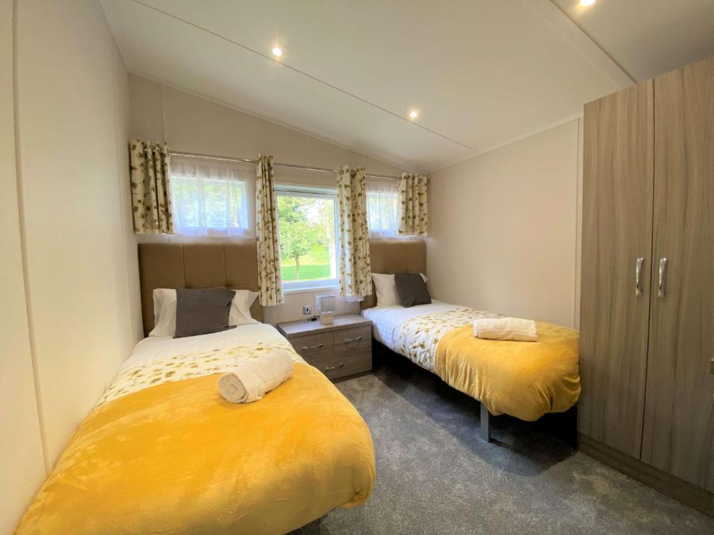 The Yorkshire Burrow Lodge with Hot Tub photo 2