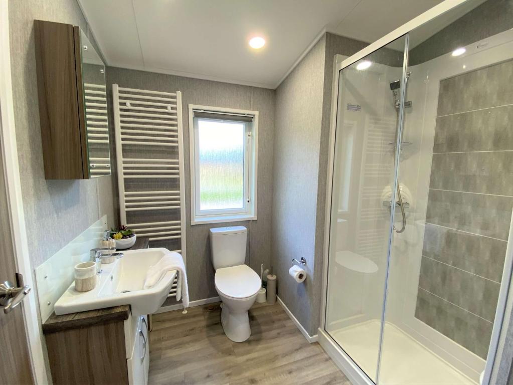 The Yorkshire Burrow Lodge with Hot Tub photo 3