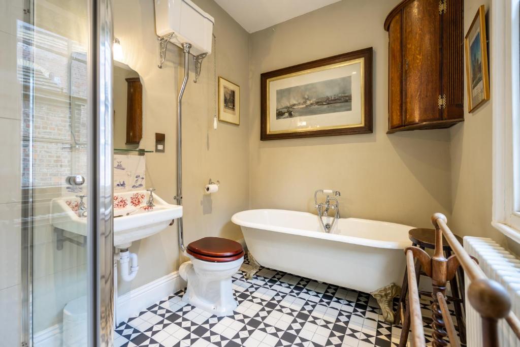 The Victorian House photo 3