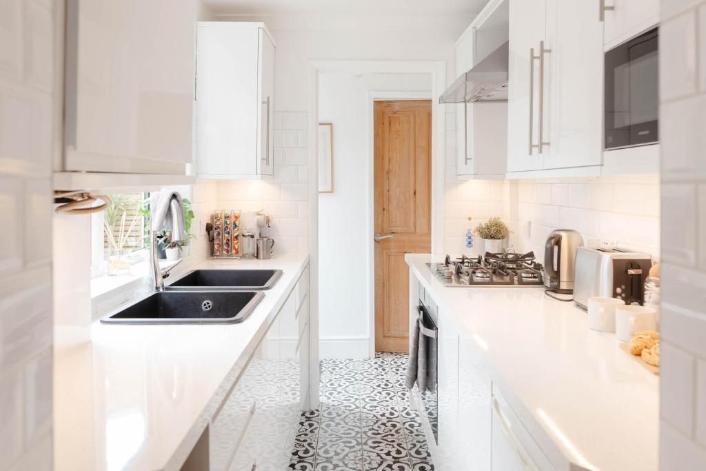 Stylish & Comfortable Modern Getaway photo 3