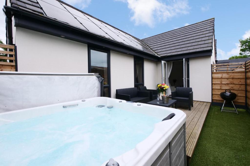 Hoxne Cottages - Sunflower Cottage with private hot tub — photo 1