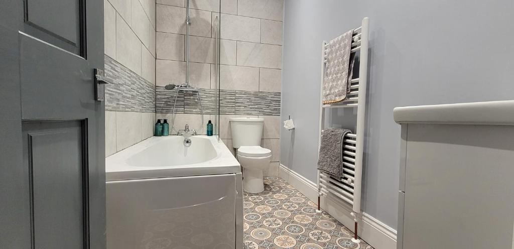 Charming Victorian Terrace near City with Free Parking photo 3