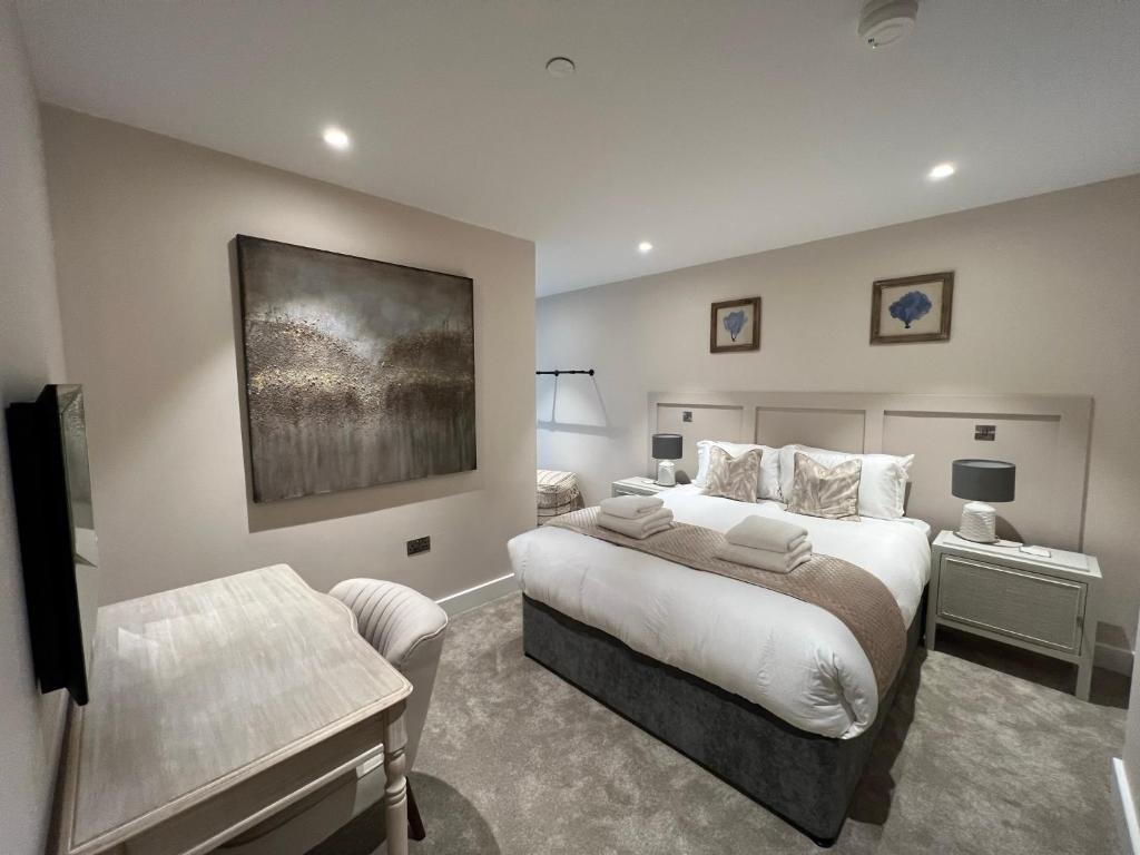 The Monochrome Suite at Ryedale House - Free Parking — photo 1