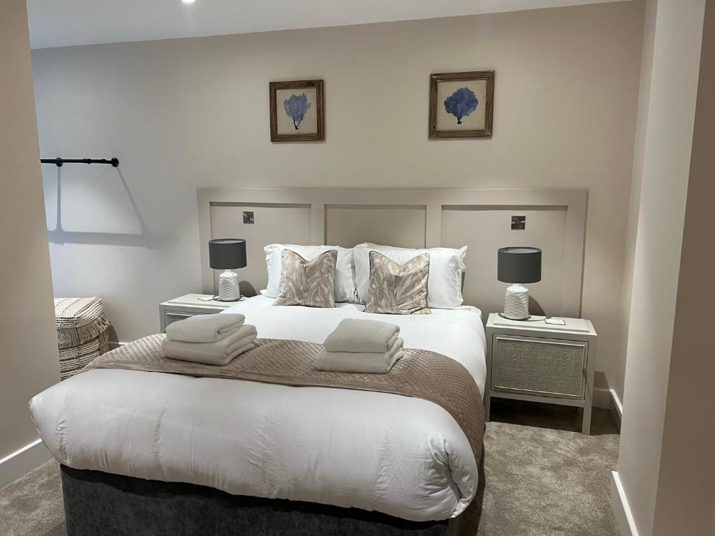 The Monochrome Suite at Ryedale House - Free Parking photo 2