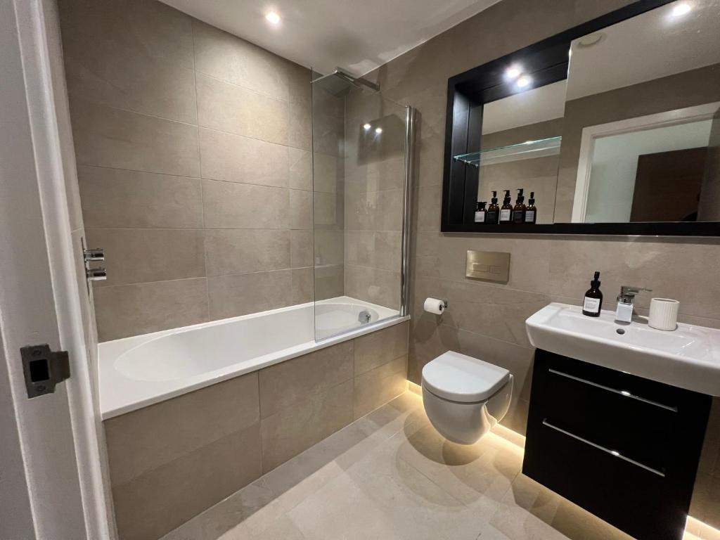 The Monochrome Suite at Ryedale House - Free Parking photo 3