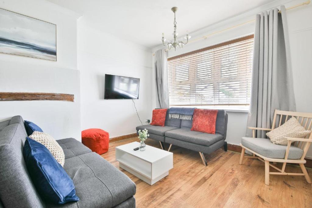 StayRight Homely 3 Bedroom House in Vibrant Whitchurch — photo 1