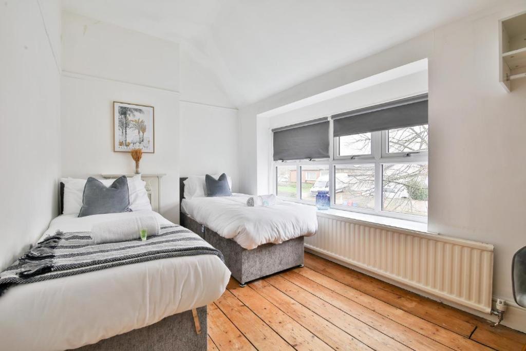 StayRight Homely 3 Bedroom House in Vibrant Whitchurch photo 2