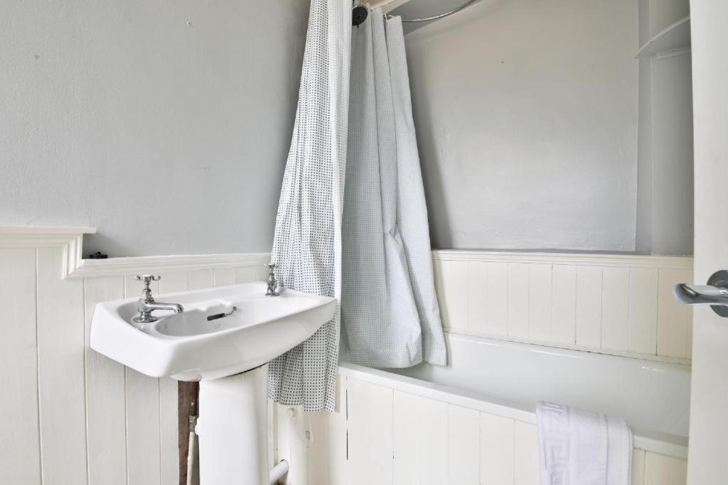 StayRight Homely 3 Bedroom House in Vibrant Whitchurch photo 3