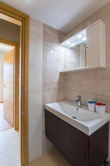 A modern and spacious flat in Gazi photo 3