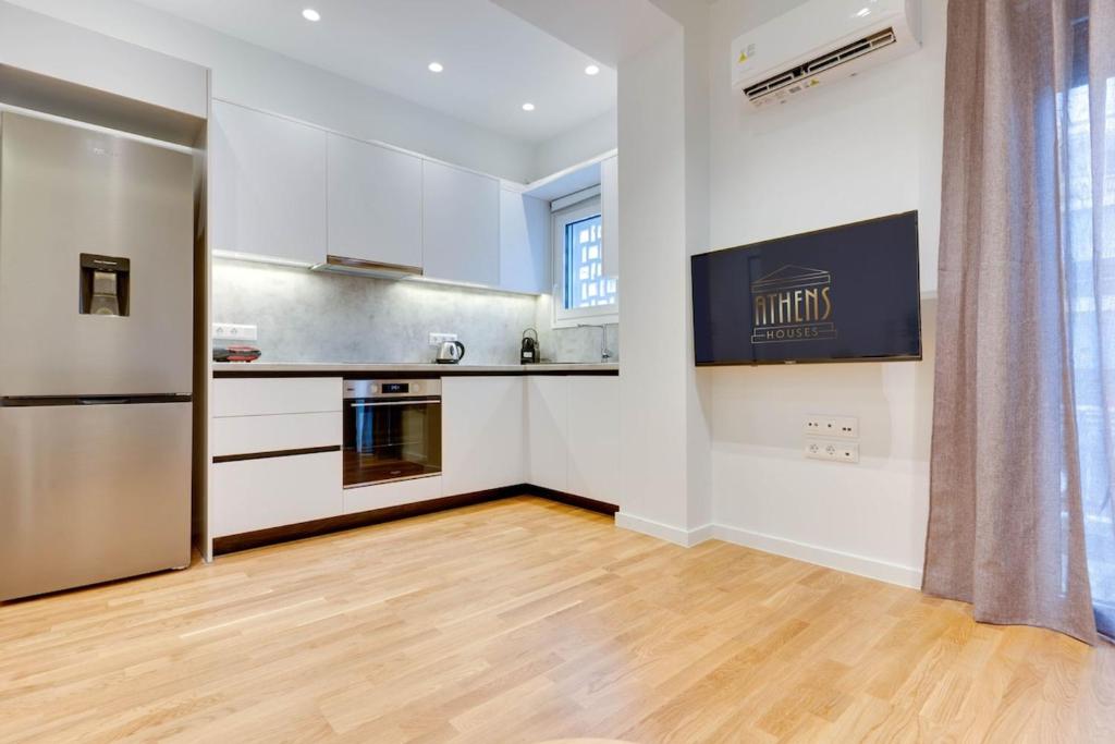 Elegant flat 5 walk to metro panormou — photo 1