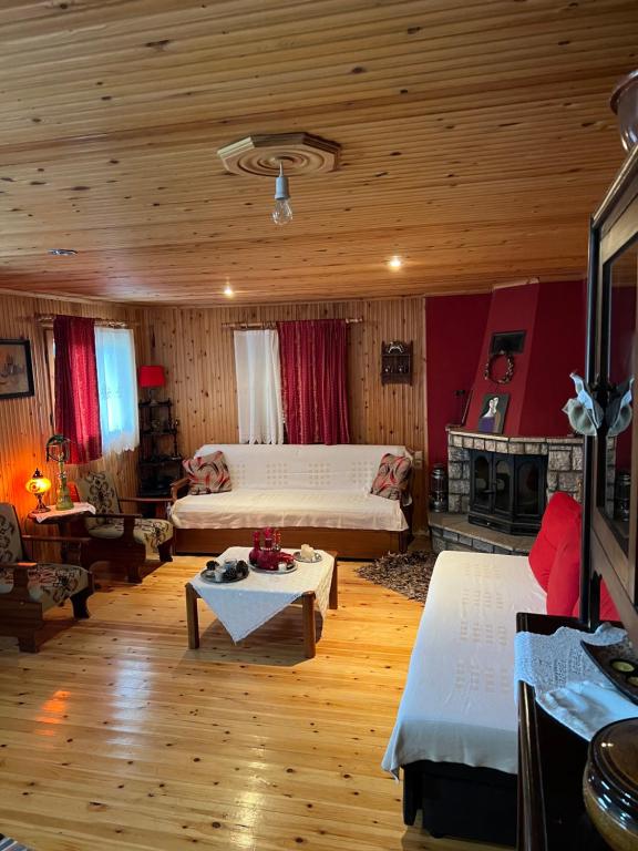 Traditional Wooden Apartment photo 2